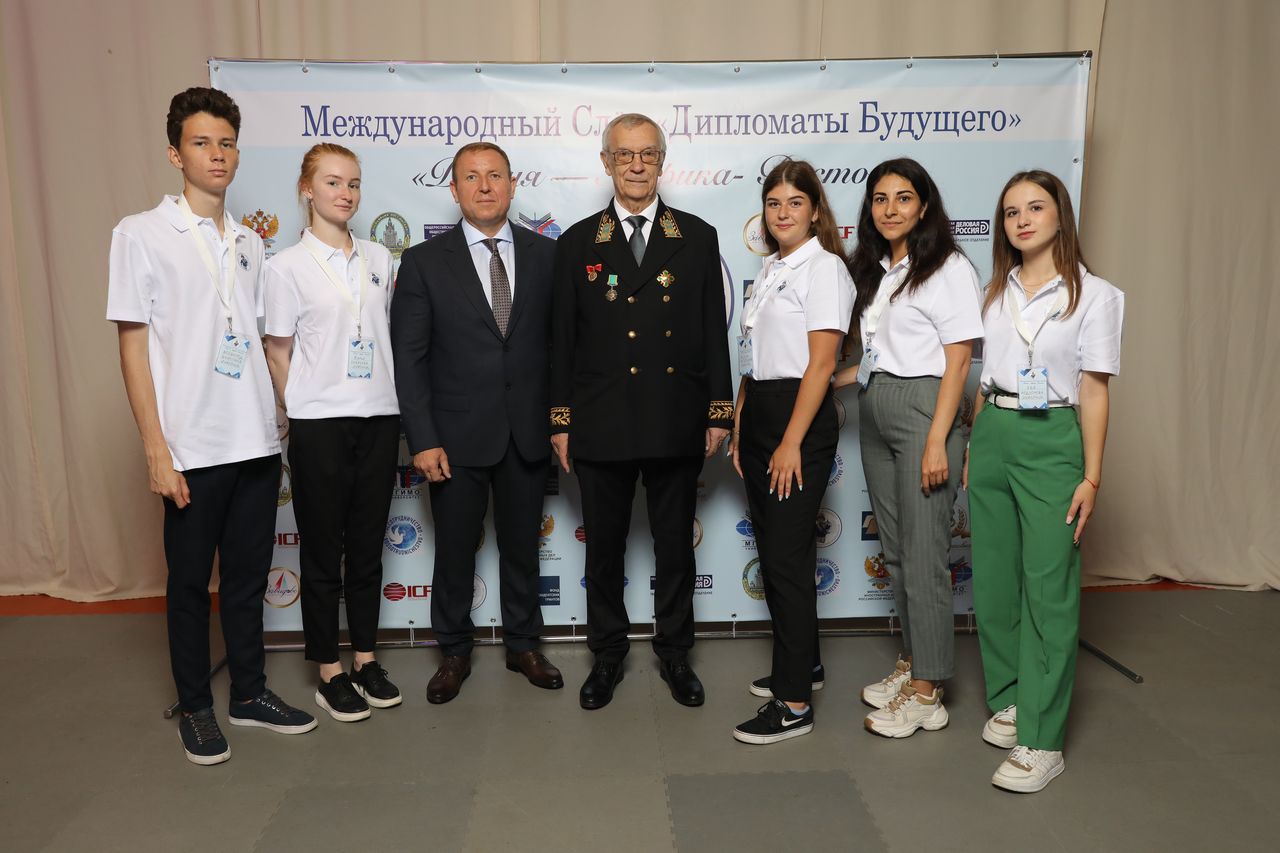 Бизнес-посол Юрий Коробов открыл международный слёт юных дипломатов